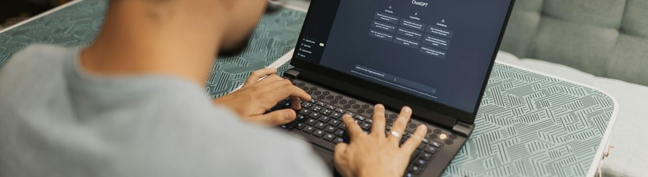 Jobsuche über ChatGPT Header Junger Mann arbeitet am Laptop mit ChatGPT