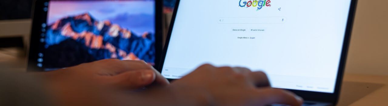 Googlen am Laptop