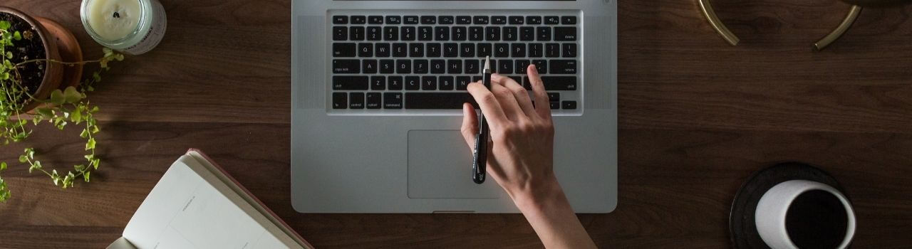 Hände auf Laptop-Tastatur